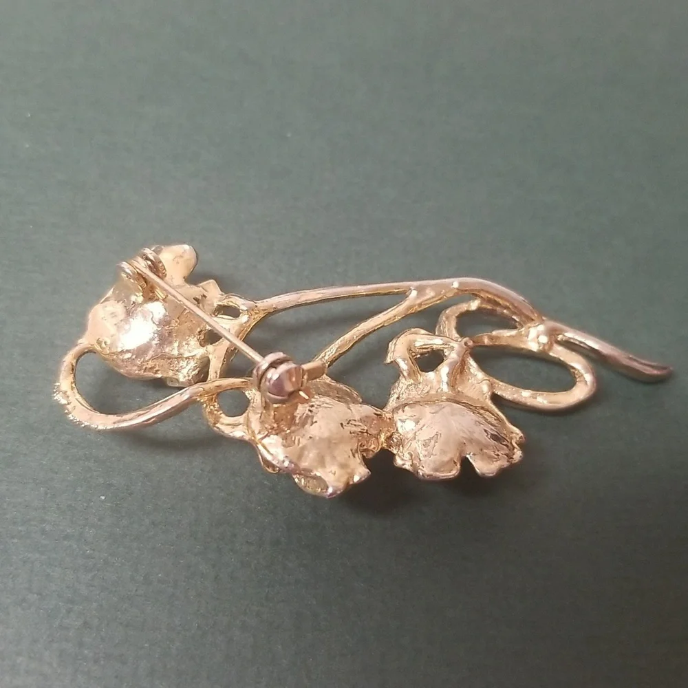 BROOCH, Vintage look but age unknown, 3 Pearls in Petals. 3" Long  EUC - Picture 2 of 4